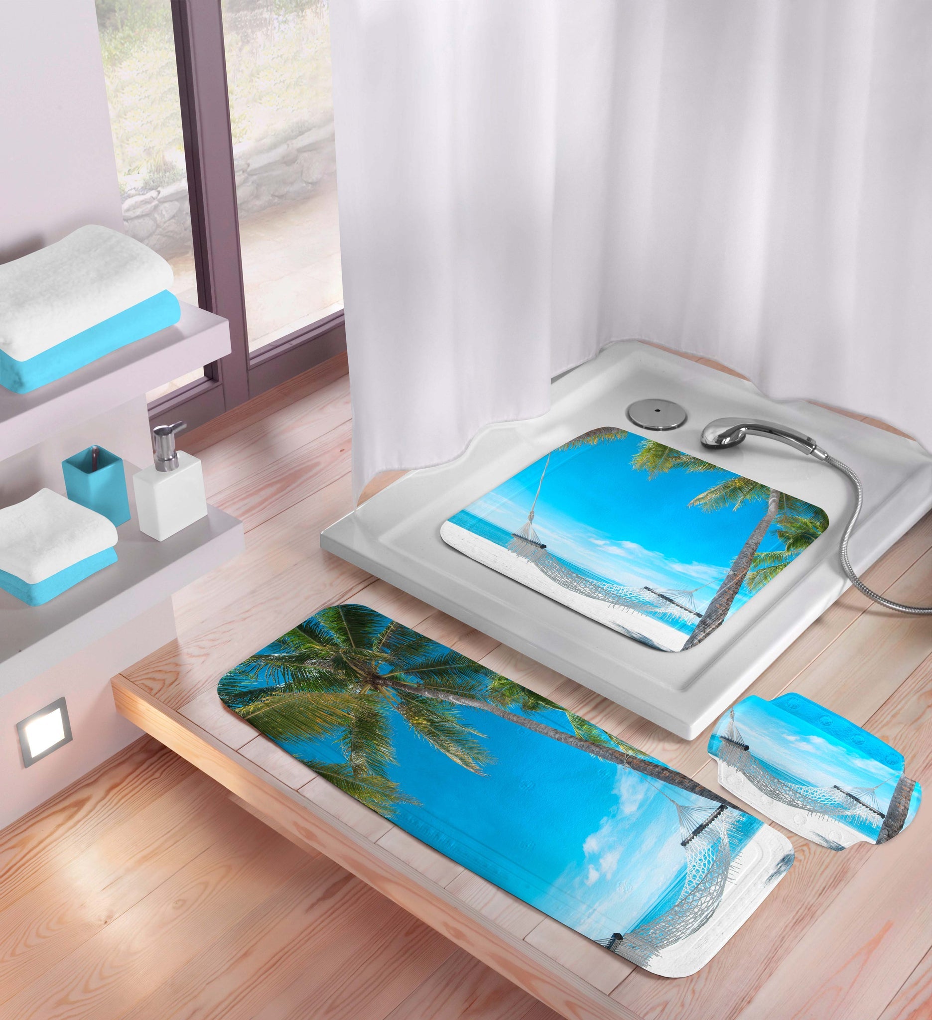 Nackenpolster BAHAMAS Multicolor 32 x 22 cm mit Strandmotiv im Bad neben passenden Badematten.