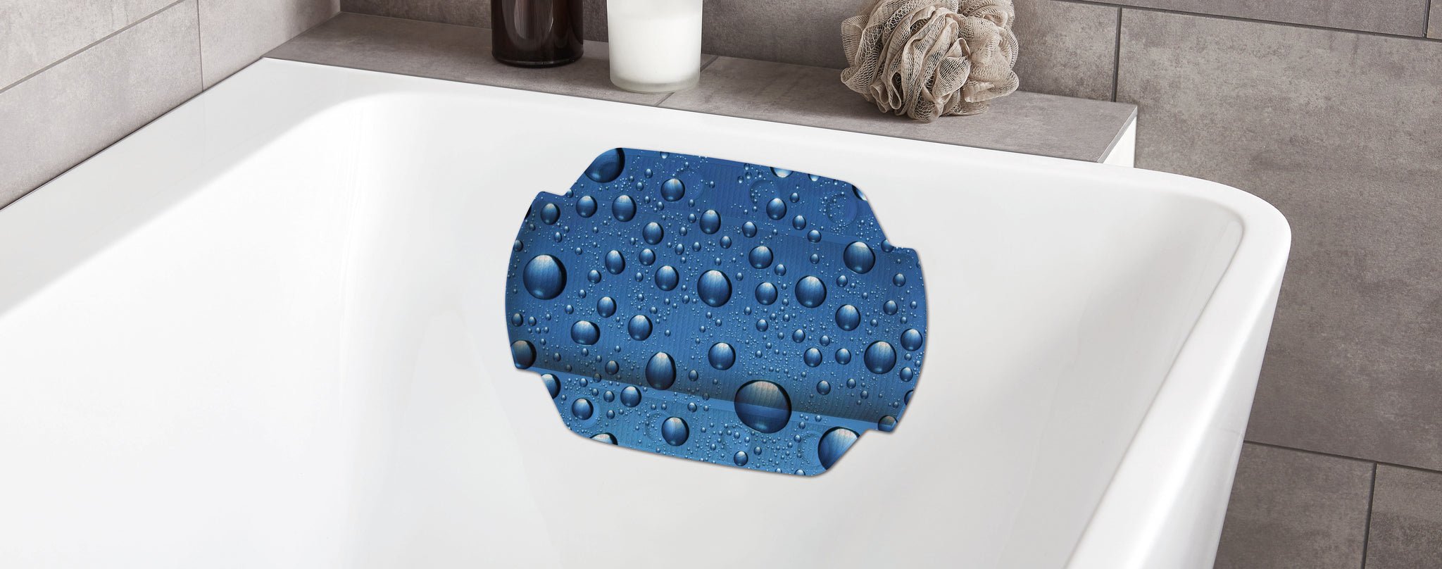 Nackenpolster BUBBLE in Marineblau 32 x 22 cm mit Tropfenoptik in Badewanne im modernen Bad.