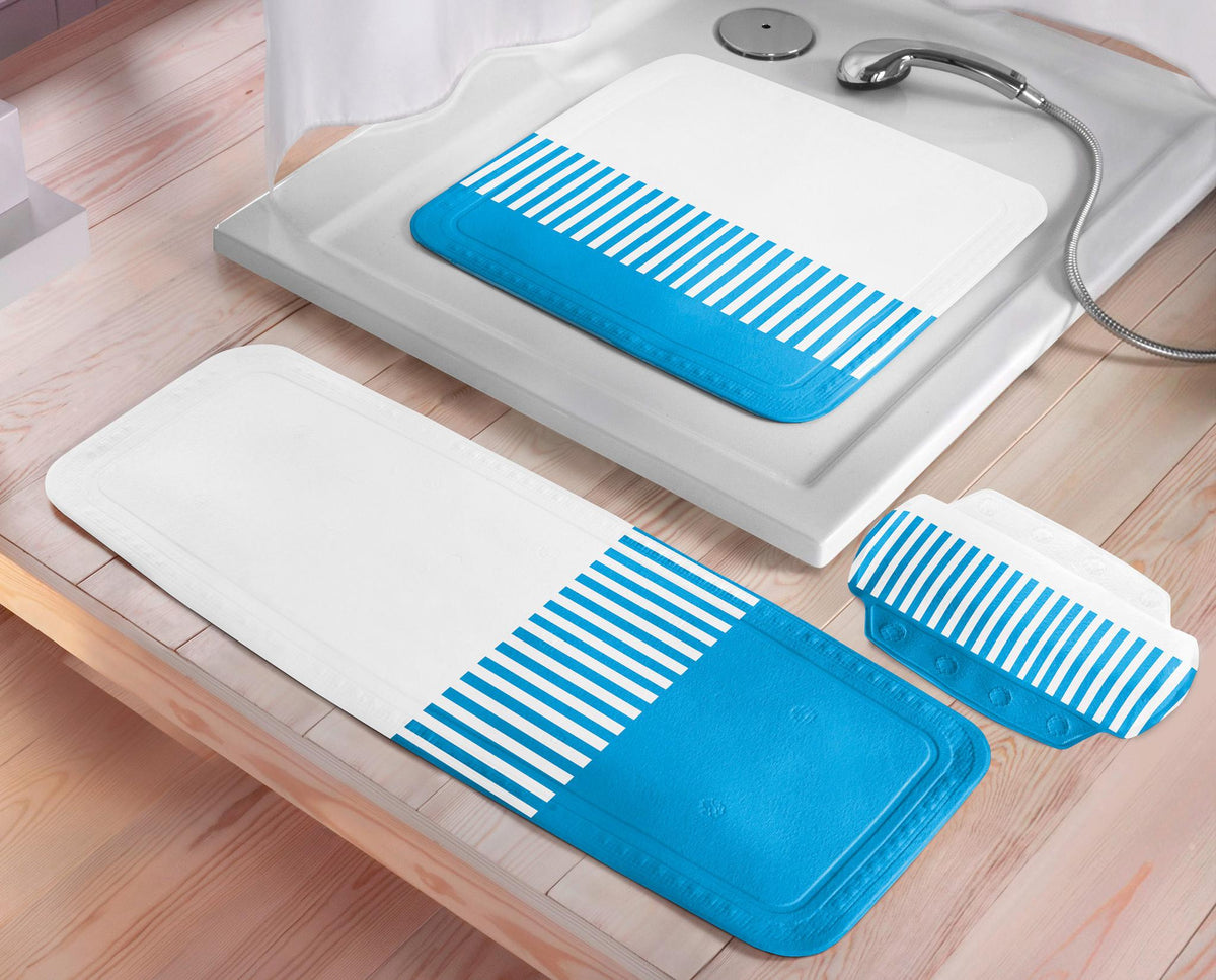 Drei blau-weiße Antirutschmatten liegen in und vor einer Dusche.
