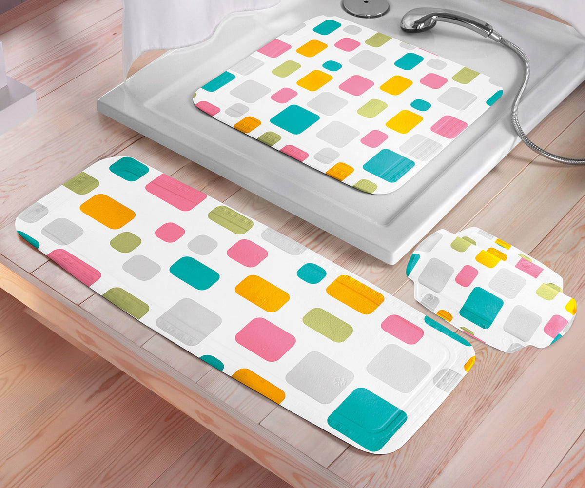 Bunte Antirutschmatten mit Retro-Muster liegen vor und in einer Dusche.
