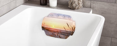 Weiße Badewanne mit schönem Badekissen im Strand-Sonnenuntergangsdesign