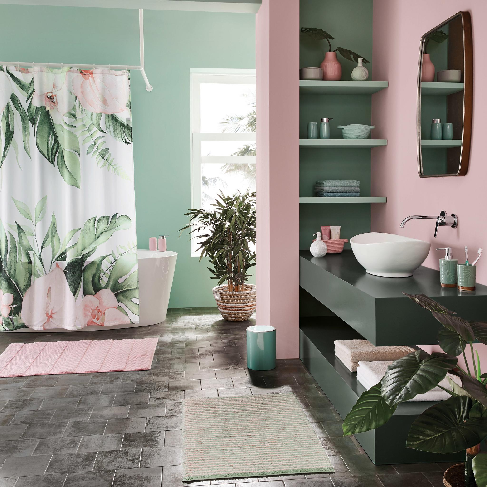 Modernes Bad in Grün und Rosa mit Pflanzen und Textil-Accessoires