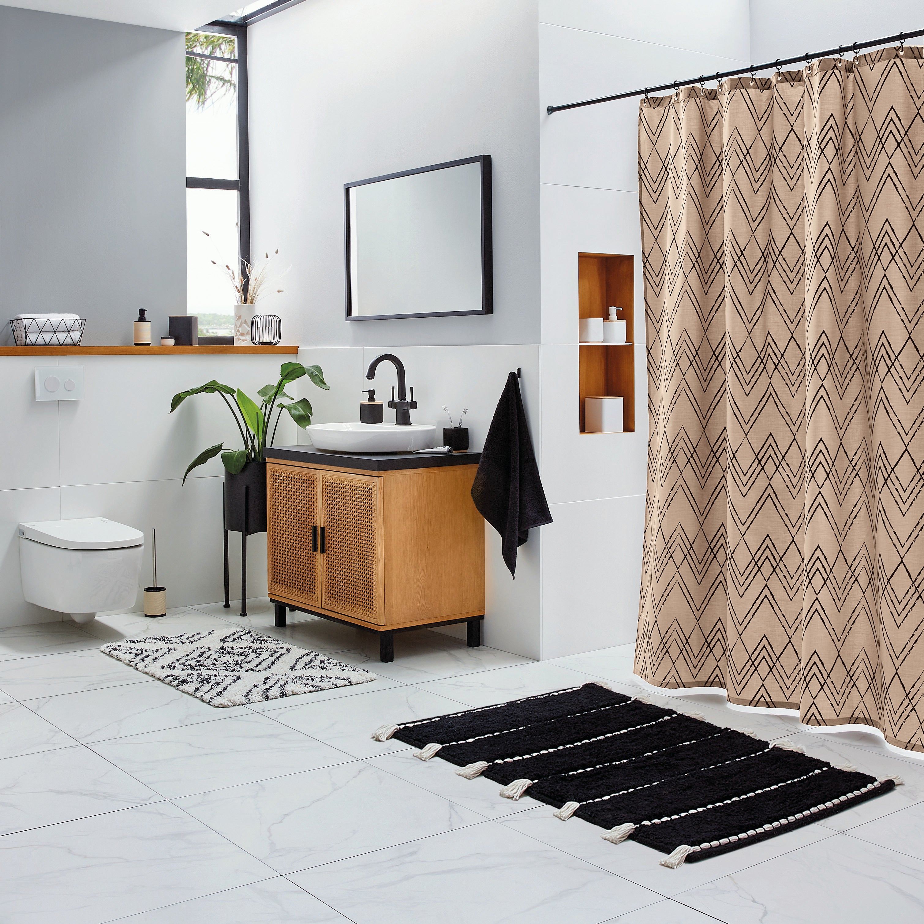 Beiger Kleine Wolke Duschvorhang Modern Nature im modernen Bad mit schwarzen und hellen Badematten.