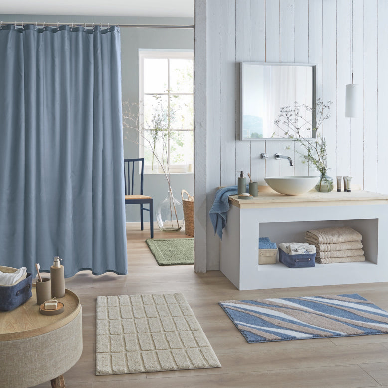 Helles Bad mit blauer Duschvorhang, Teppichen und Handtüchern im Country-Life-Stil von Kleine Wolke.