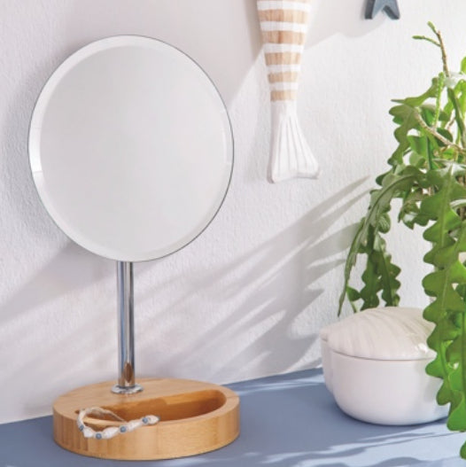 Runder Kleine Wolke Standspiegel mit Holzfuß neben Pflanze und Deko im Badezimmer.