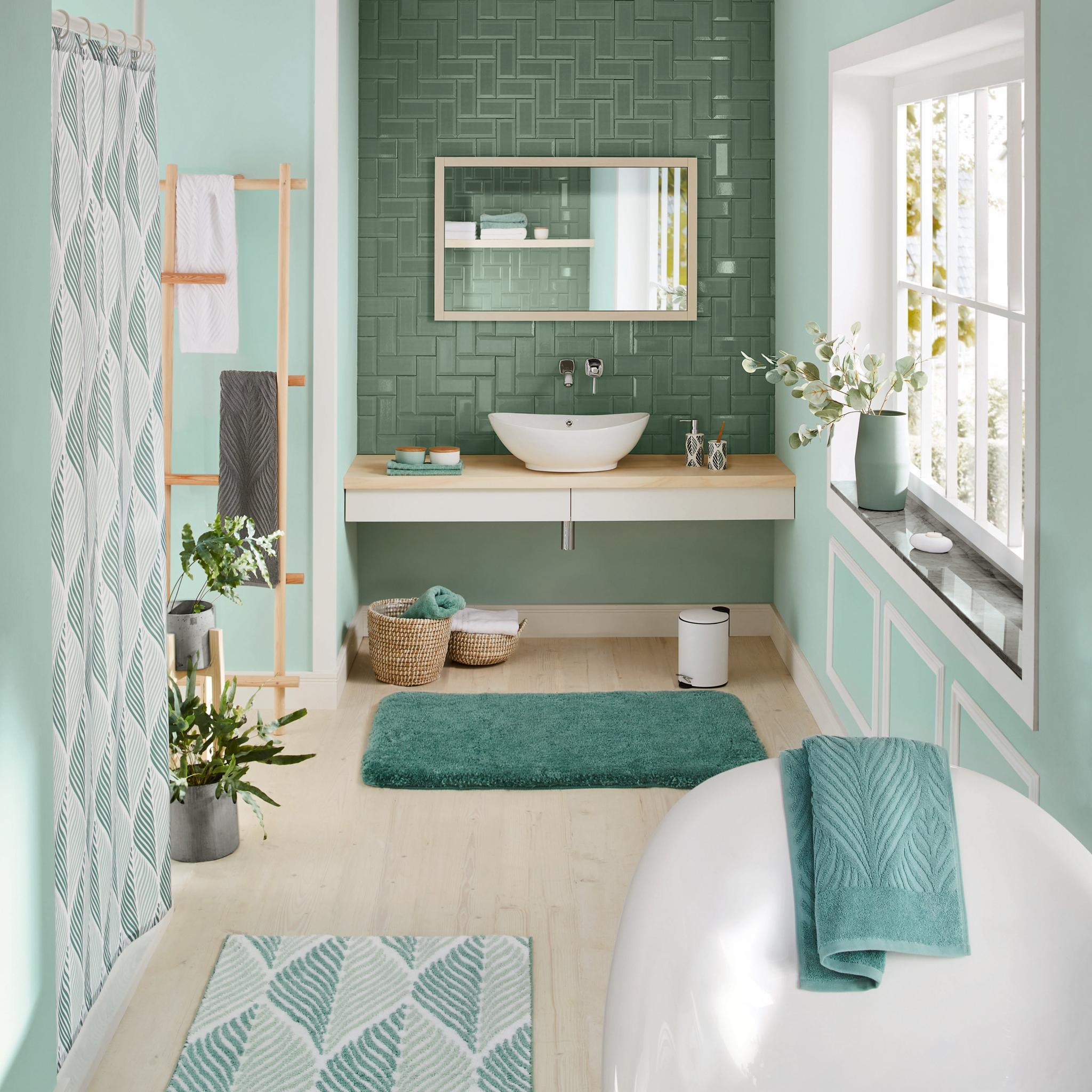 Modernes Badezimmer in Mintgrün mit Waschtisch, Teppichen und Deko