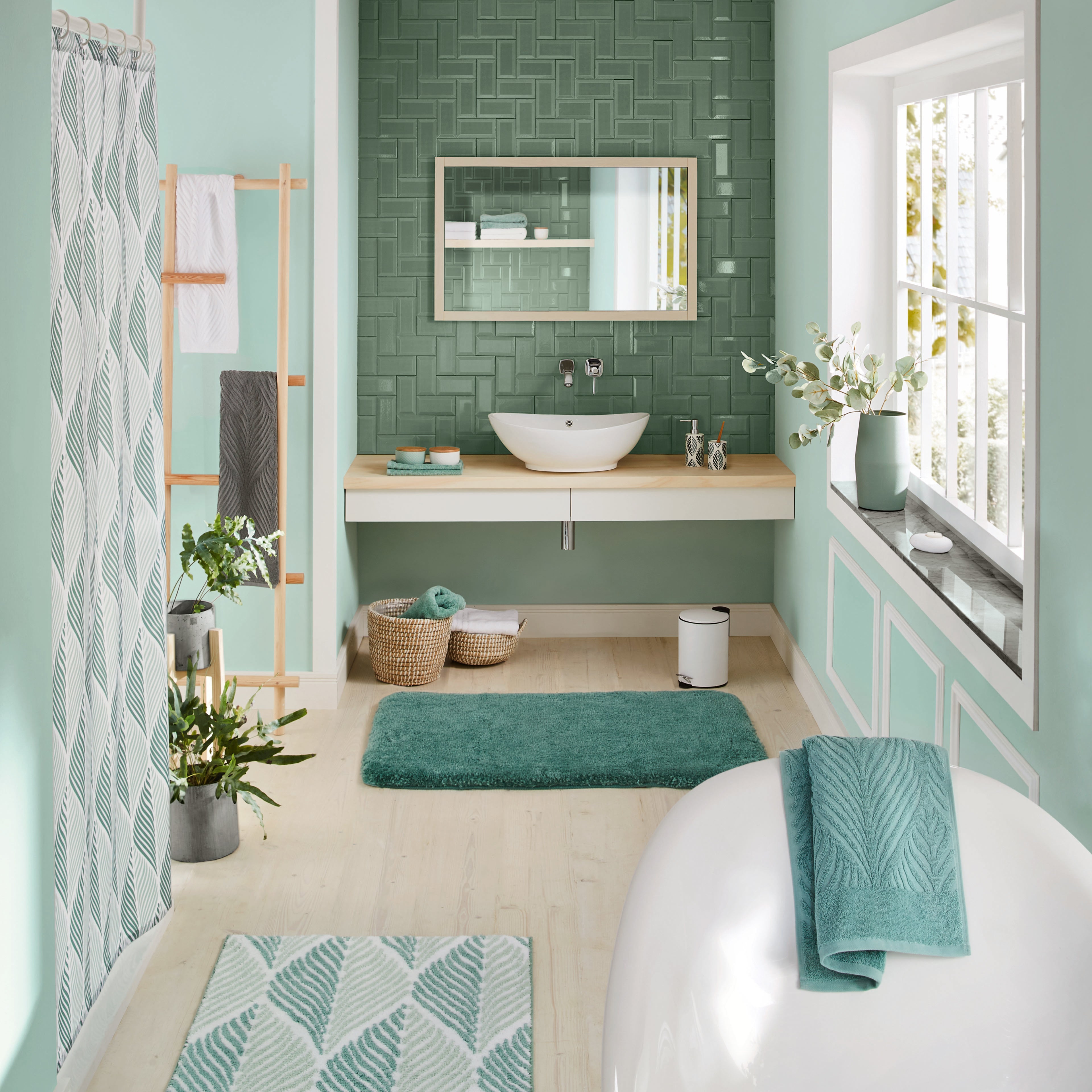 Badezimmer mit Kleine Wolke Summer Greens Badteppich, Duschvorhang und Handtuch in Grün