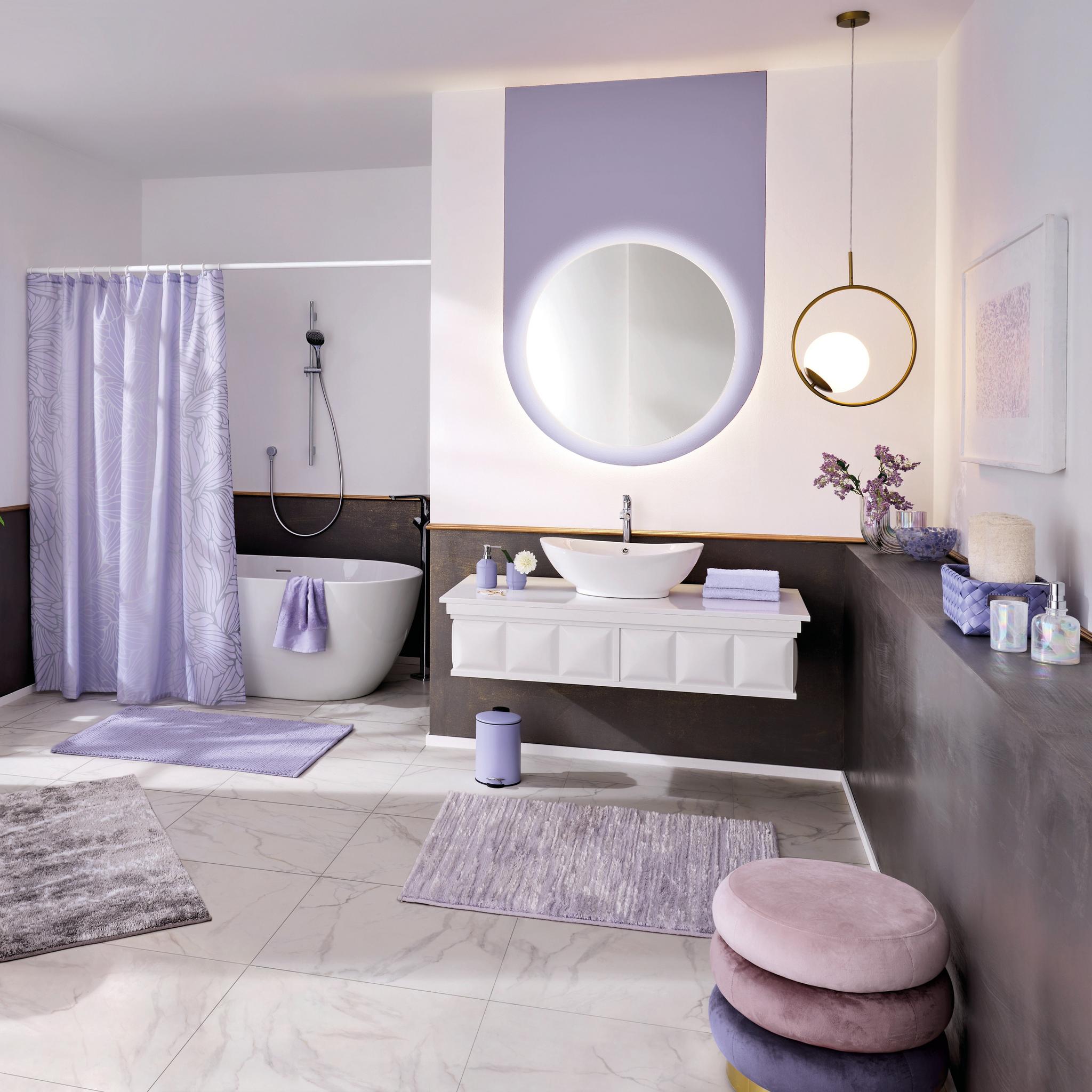 Modernes Bad mit freistehender Wanne und lila Bad-Accessoires in Weiß