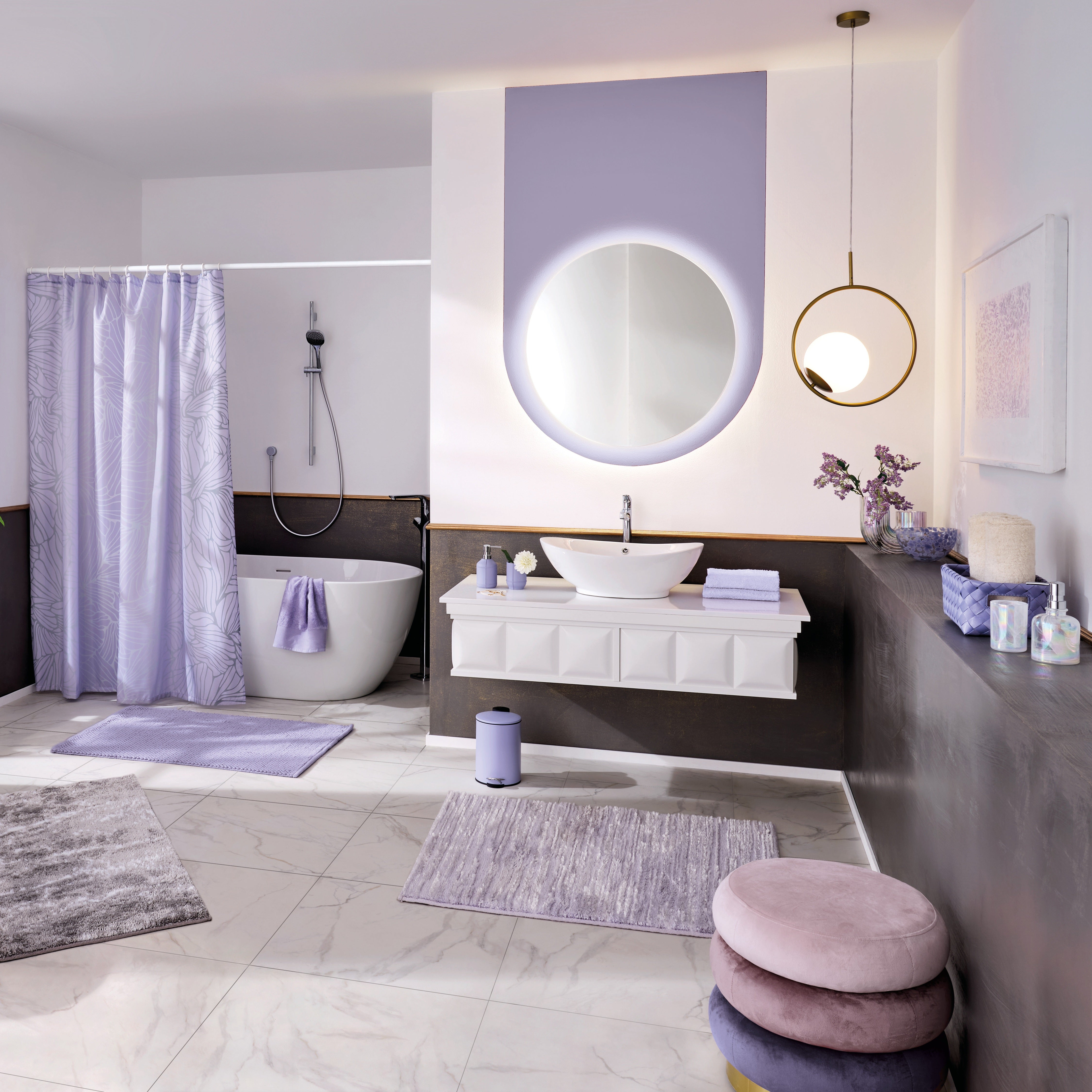 Modernes Bad mit lila Kleine Wolke Badteppichen, Duschvorhang und Accessoires in Daydream Optik.