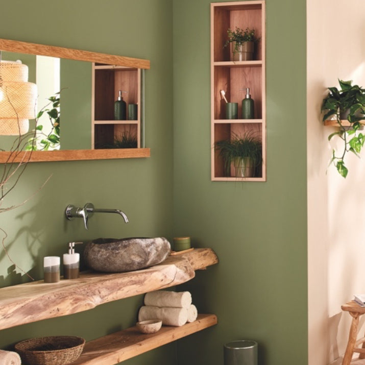 Bild zeigt Badezimmer mit Grüntonwand, Holzablage und Kleine Wolke Designwelt Neue Ernte Accessoires.
