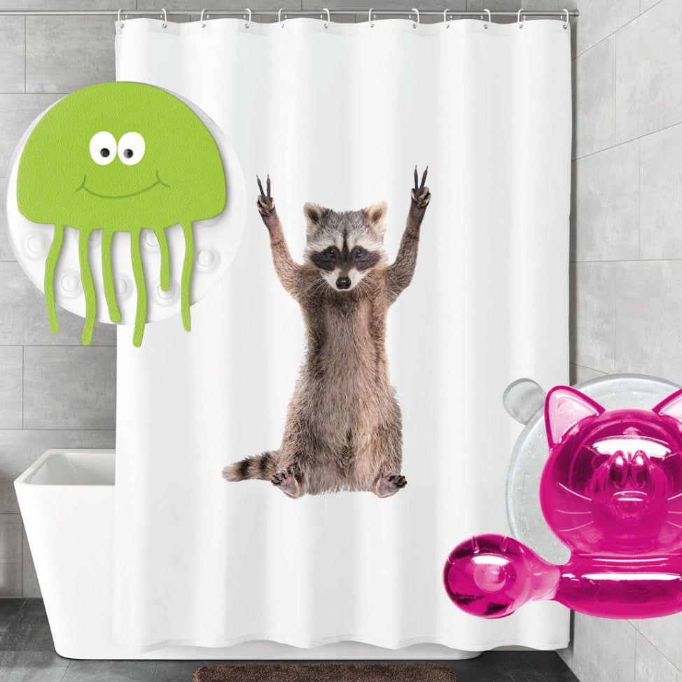 Duschvorhang mit Waschbärmotiv, grüne Qualle und pinkes Schwein als Bad-Accessoires im Bad.