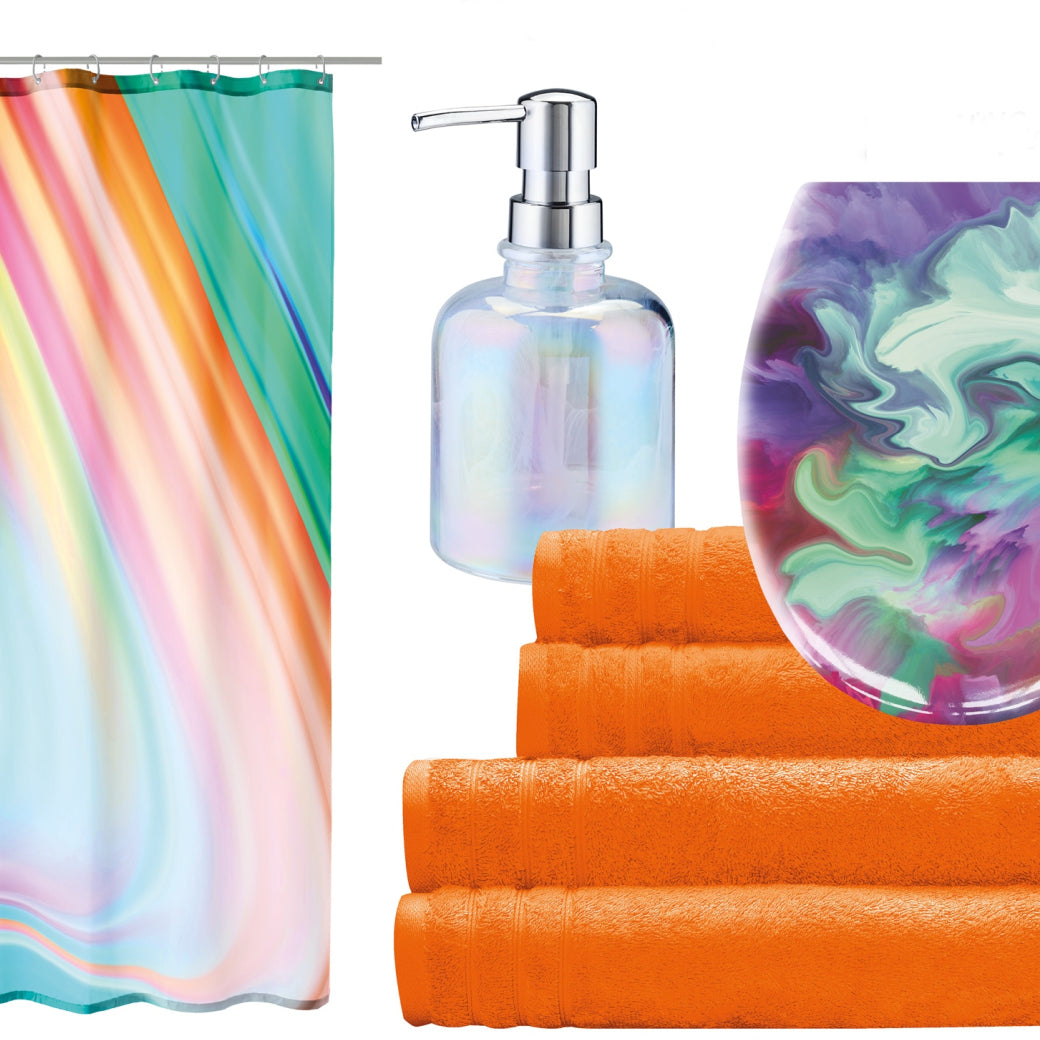 Ein buntes Duschvorhang-Set mit orangefarbenen Handtüchern, Spender und marmoriertem Accessoire.