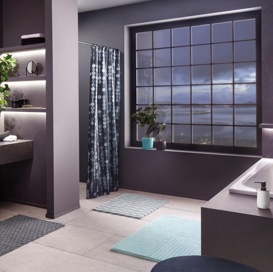 Kleine Wolke Designwelt Aqua et Noir mit Badteppichen und Duschvorhang in modernem Bad mit Fenster