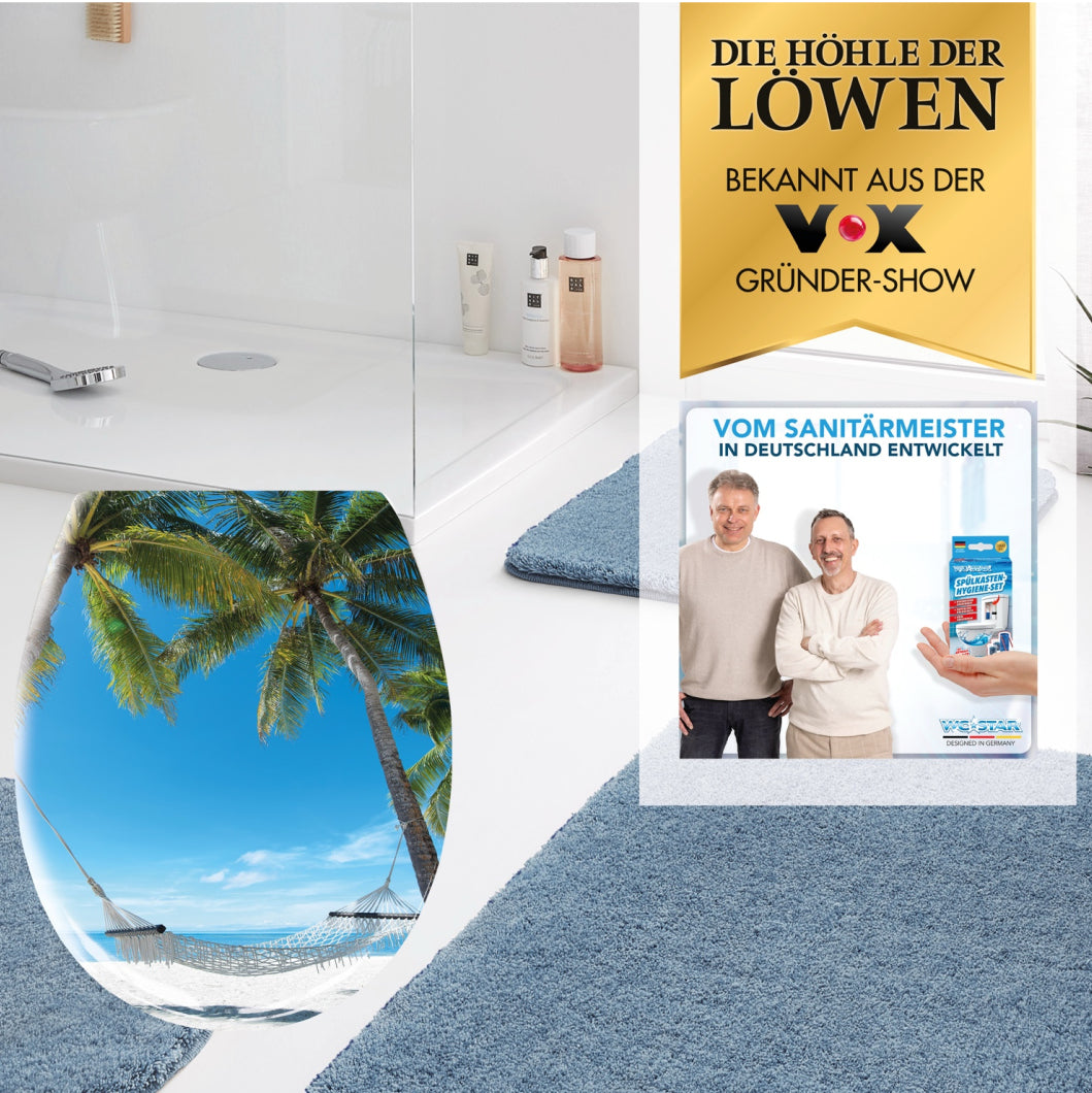 Bad mit blauen Teppichen, Glas mit Strandmotiv und Sanitärreiniger neben zwei lächelnden Männern.
