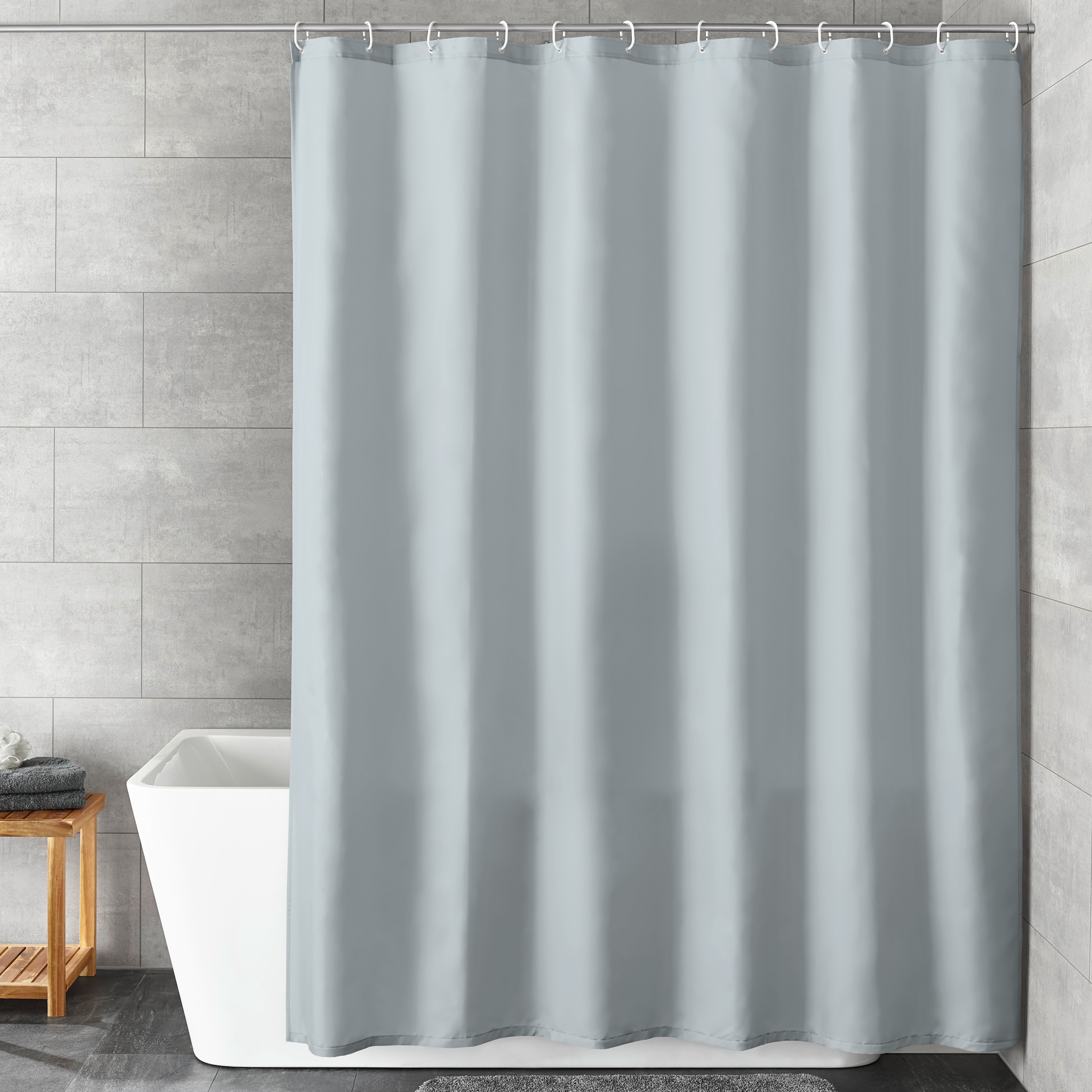 Grauer Kleine Wolke Duschvorhang hängt in modernem Bad vor weißer Wanne und Holzhocker.
