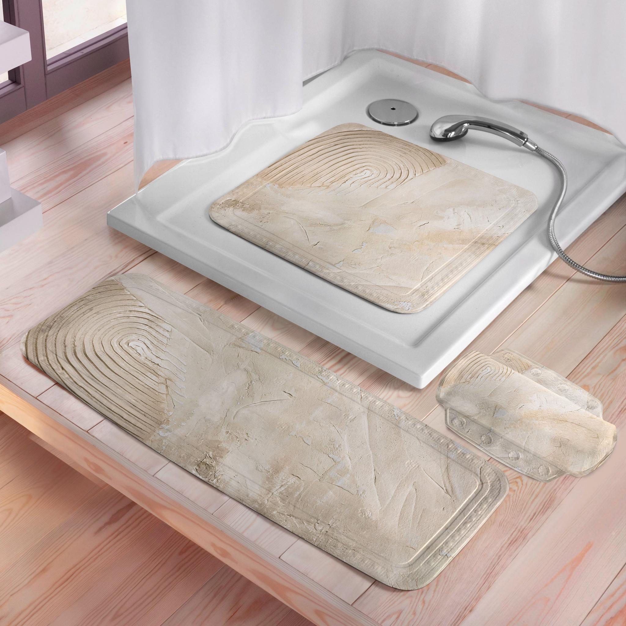 Duschmatten-Set in Beige mit Sandmuster auf heller Holzbodenfläche