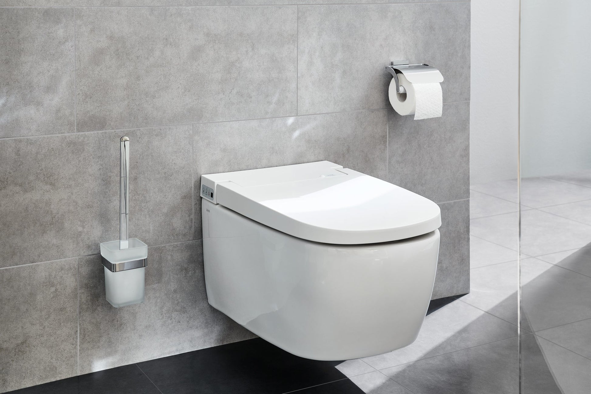 Wandhängendes Dusch-WC mit Toilettenpapierhalter und Bürstengarnitur