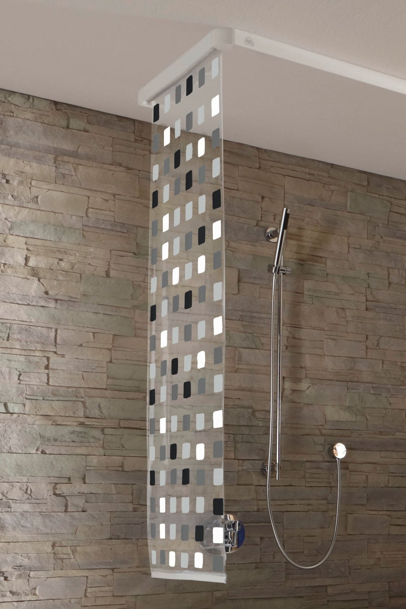 Schmaler grauer Duschrollo 53 x 240 cm hängt vor Natursteinwand in moderner Dusche.