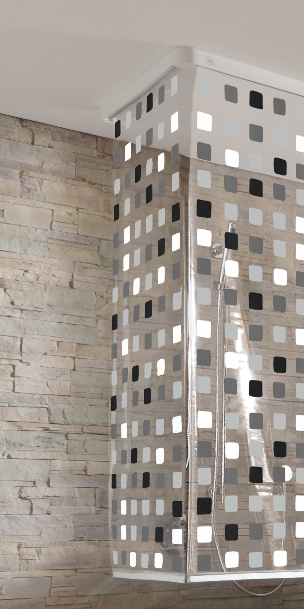 Schmaler grauer Duschrollo 53 x 240 cm mit Quadraten vor Steinwand in moderner Badewanne montiert.