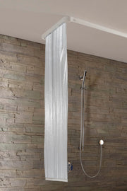 Schmaler Duschrollo Milky 53 x 240 cm hängt vor gemauerter Duschwand mit Handbrause.