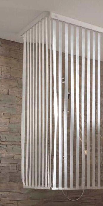 Schmaler Duschrollo Weiß 53 x 240 cm hängt in kleiner Kassette vor gemauerter Badezimmerwand.