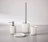 Weißes Badset mit Seifenspender, Seifenschale, Becher und WC-Bürste