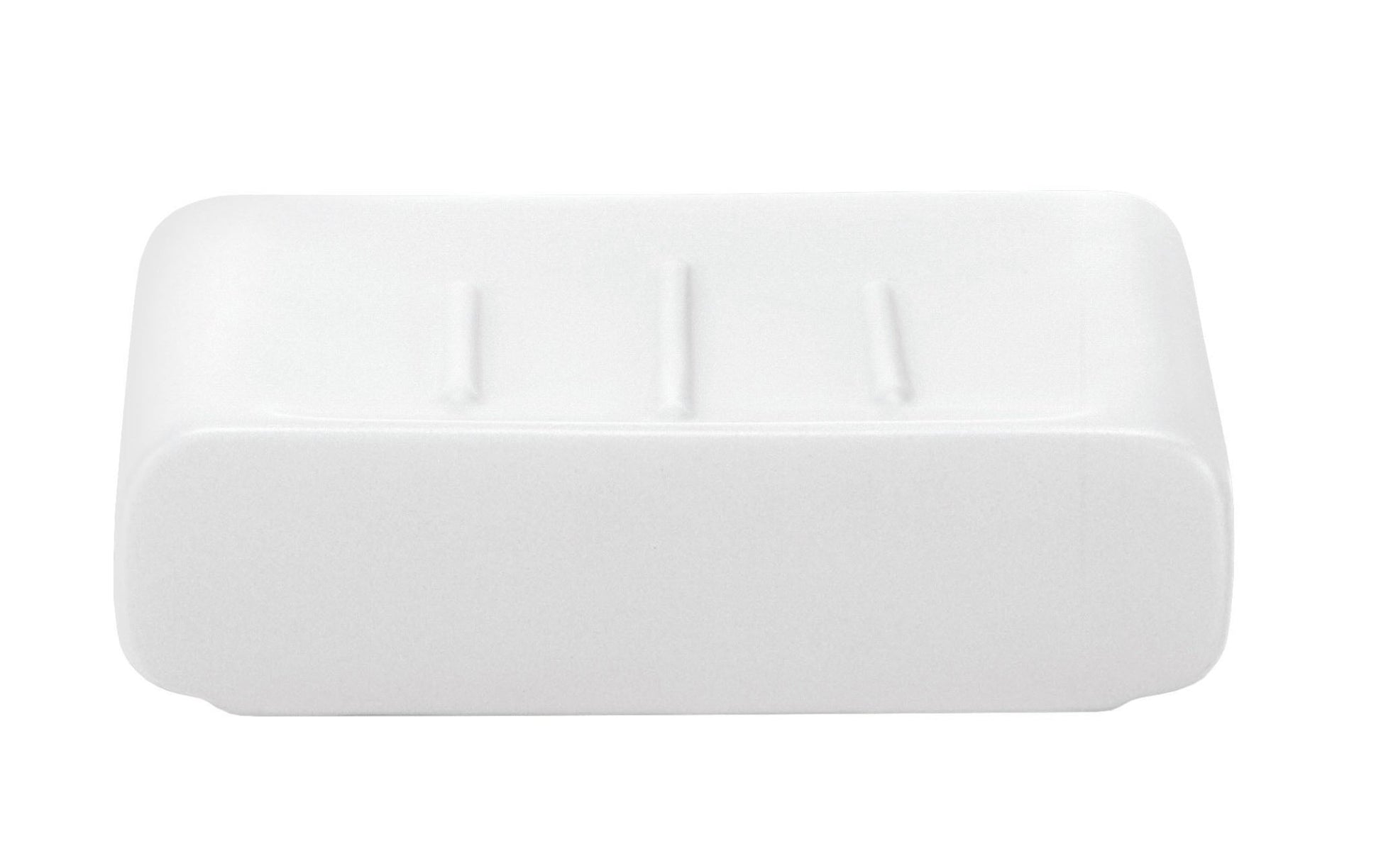 Weiße Seifenschale CUBIC liegt rechteckig mit drei Rillen auf einer neutralen Fläche.