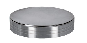 Runder, flacher, verchromter Metallverschluss mit feiner Rillenstruktur