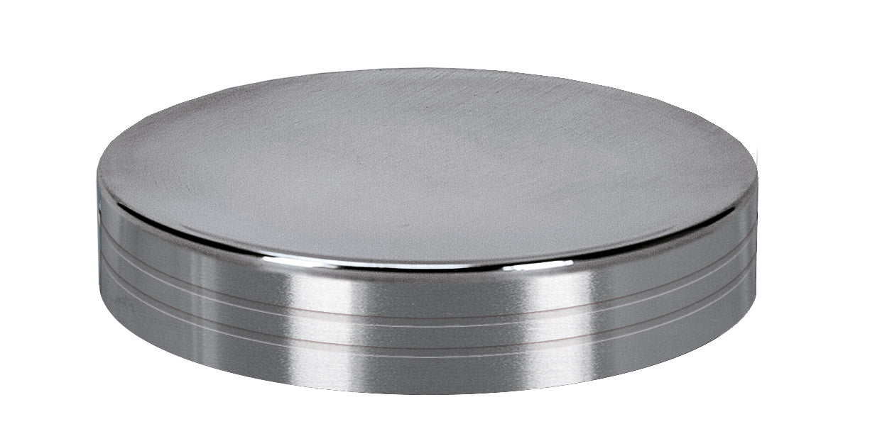 Runder, flacher, verchromter Metallverschluss mit feiner Rillenstruktur