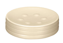 Runde beigefarbene Seifenschale aus Keramik mit Rillen und Noppen unten