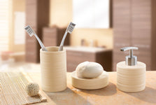 Beiger Bad-Set mit Zahnbürstenbecher, Seifenschale und Spender auf Waschtisch