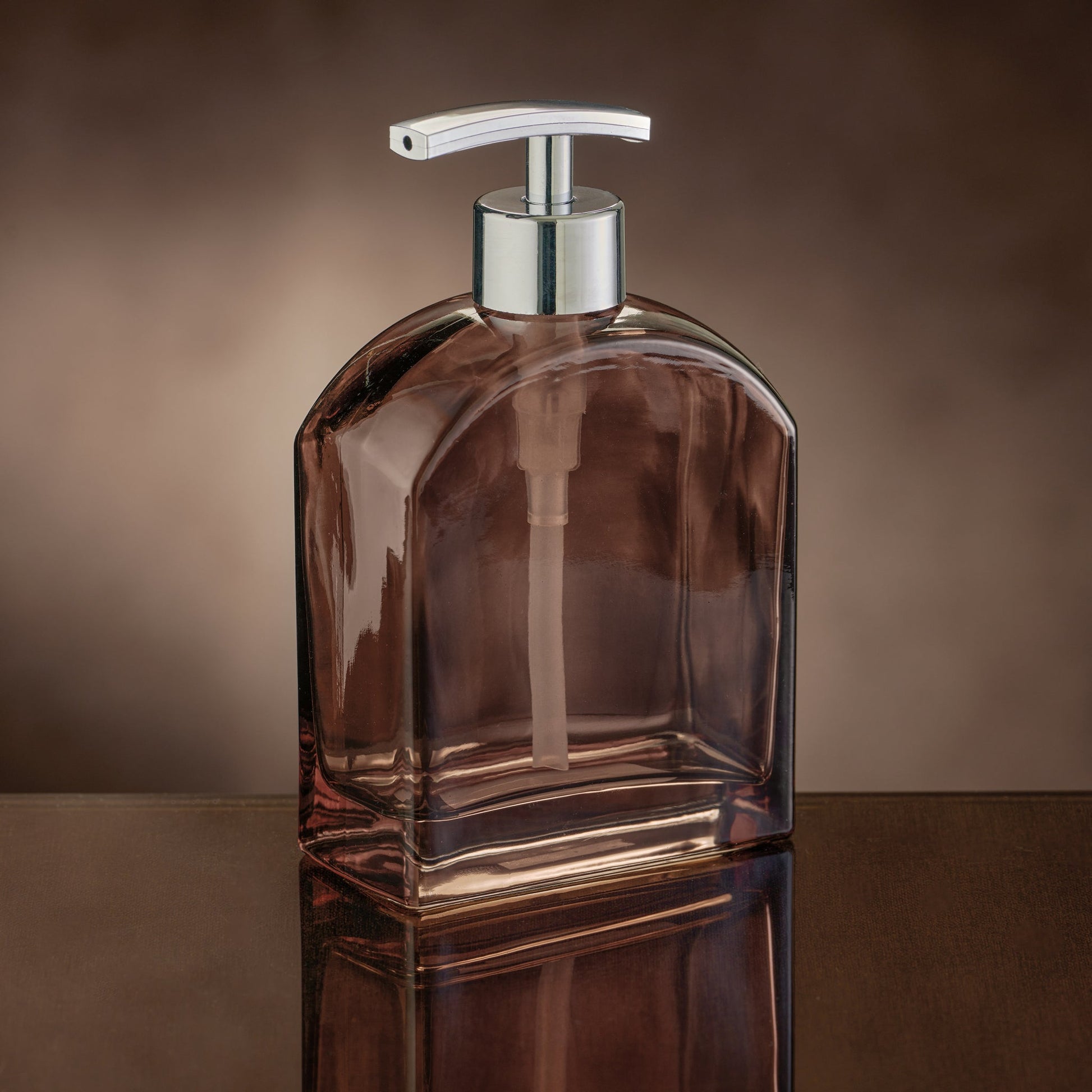 Seifenspender ARCO Nussbraun steht mit verchromtem Pumpkopf auf glänzender brauner Fläche.