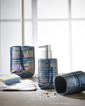 Blau gemusterte Badaccessoires mit Seifenspender, Becher und Bürste