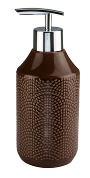 Seifenspender BOW Nussbraun steht aufrecht und zeigt seine strukturierte, braune Keramikoberfläche.