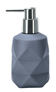 Grauer Seifenspender CRACKLE Mare mit geometrischer Struktur und silbernem Pumpkopf steht freigestellt.