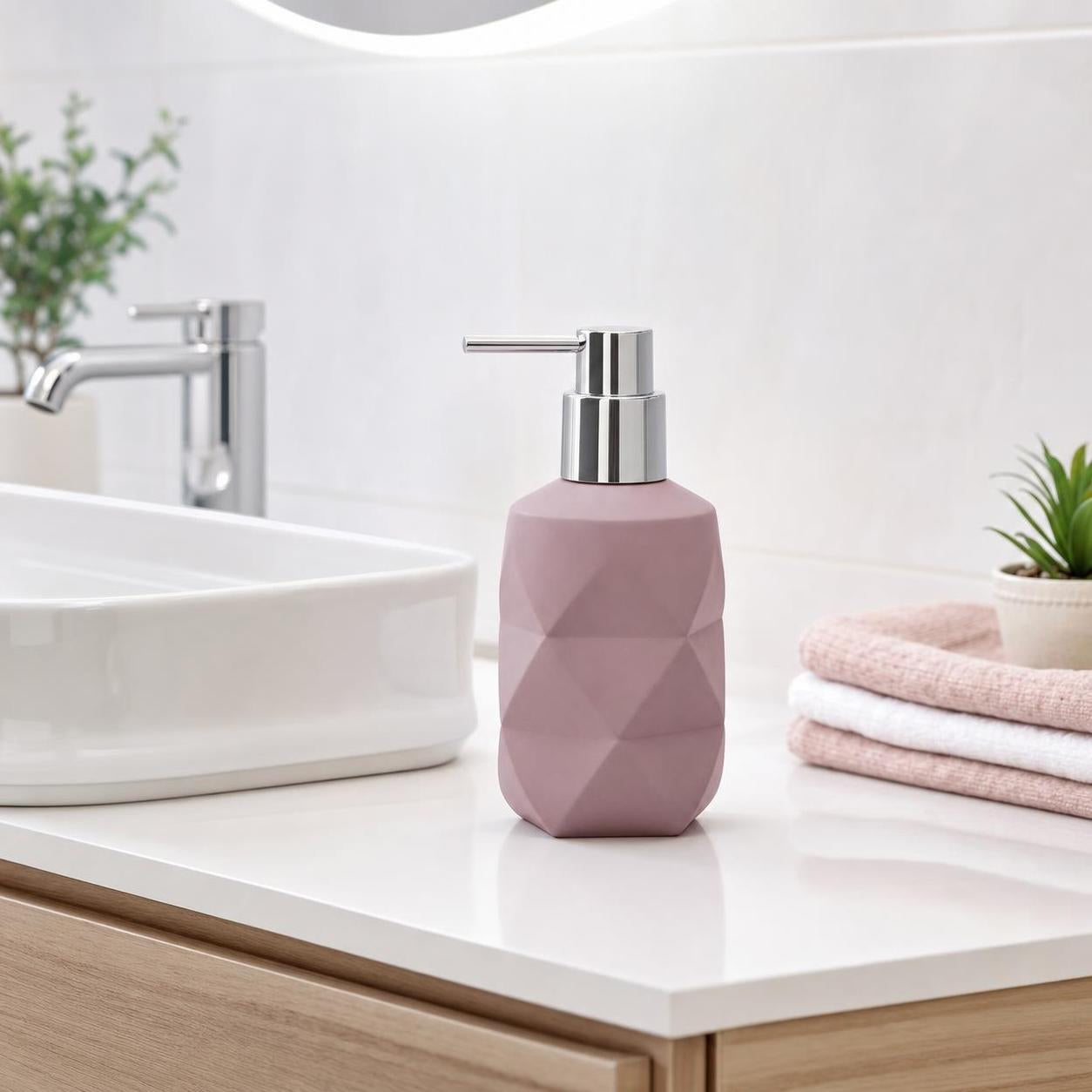 Ein rosa Seifenspender steht auf dem Waschtisch im hellen Bad.
