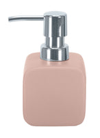 Rosa, eckiger Seifenspender aus Keramik mit silbernem, glänzendem Pumpkopf