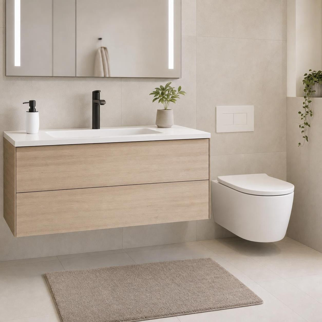 Ein beiger Badteppich liegt vor Waschtisch und WC im modernen Bad.