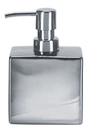 Seifenspender GLAMOUR in Silberfarben steht glänzend vor neutralem Hintergrund.