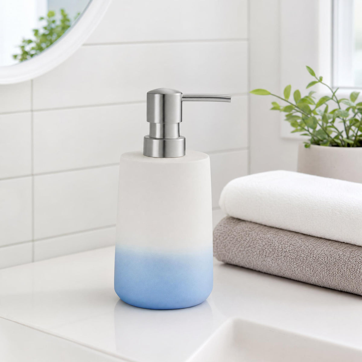 Seifenspender in Weiß-Blau auf Waschbecken neben Handtüchern.