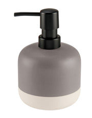 Seifenspender LUNELLA Silbergrau mit schwarzem Pumpkopf steht auf weißem Hintergrund.