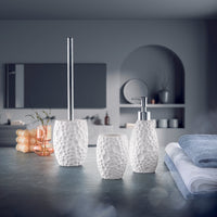 Weißes Bad-Set mit Spender, Becher und WC-Bürste auf Waschtisch