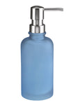 Blauer Seifenspender mit Edelstahlpumpe vor weißem Hintergrund.