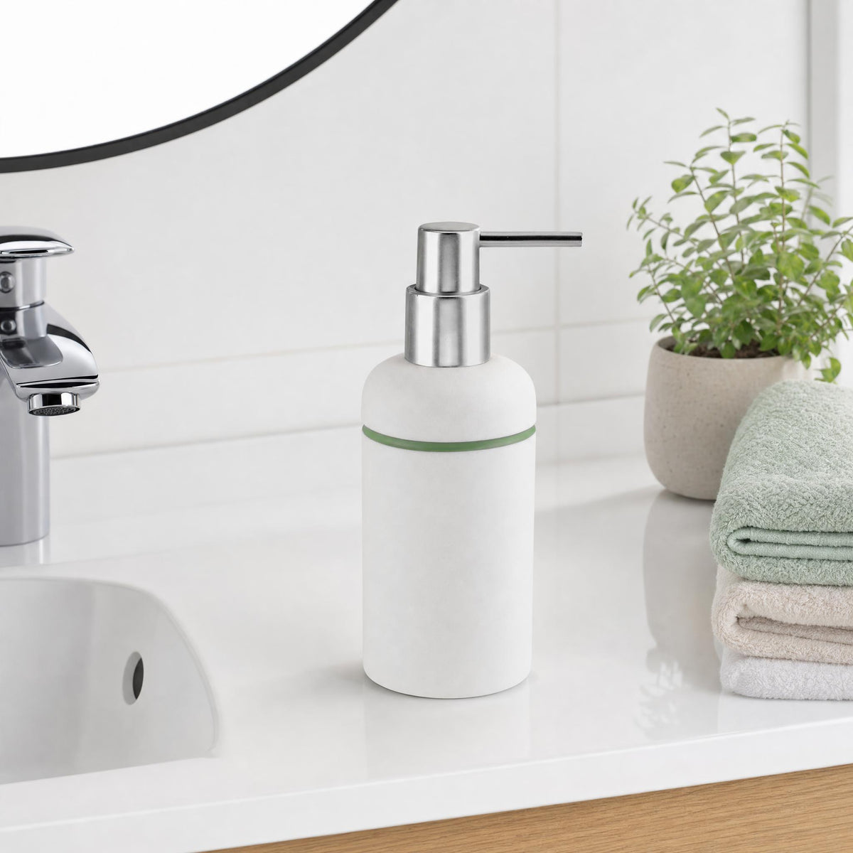 Weißer Seifenspender mit Edelstahlpumpe auf modernem Waschbecken.