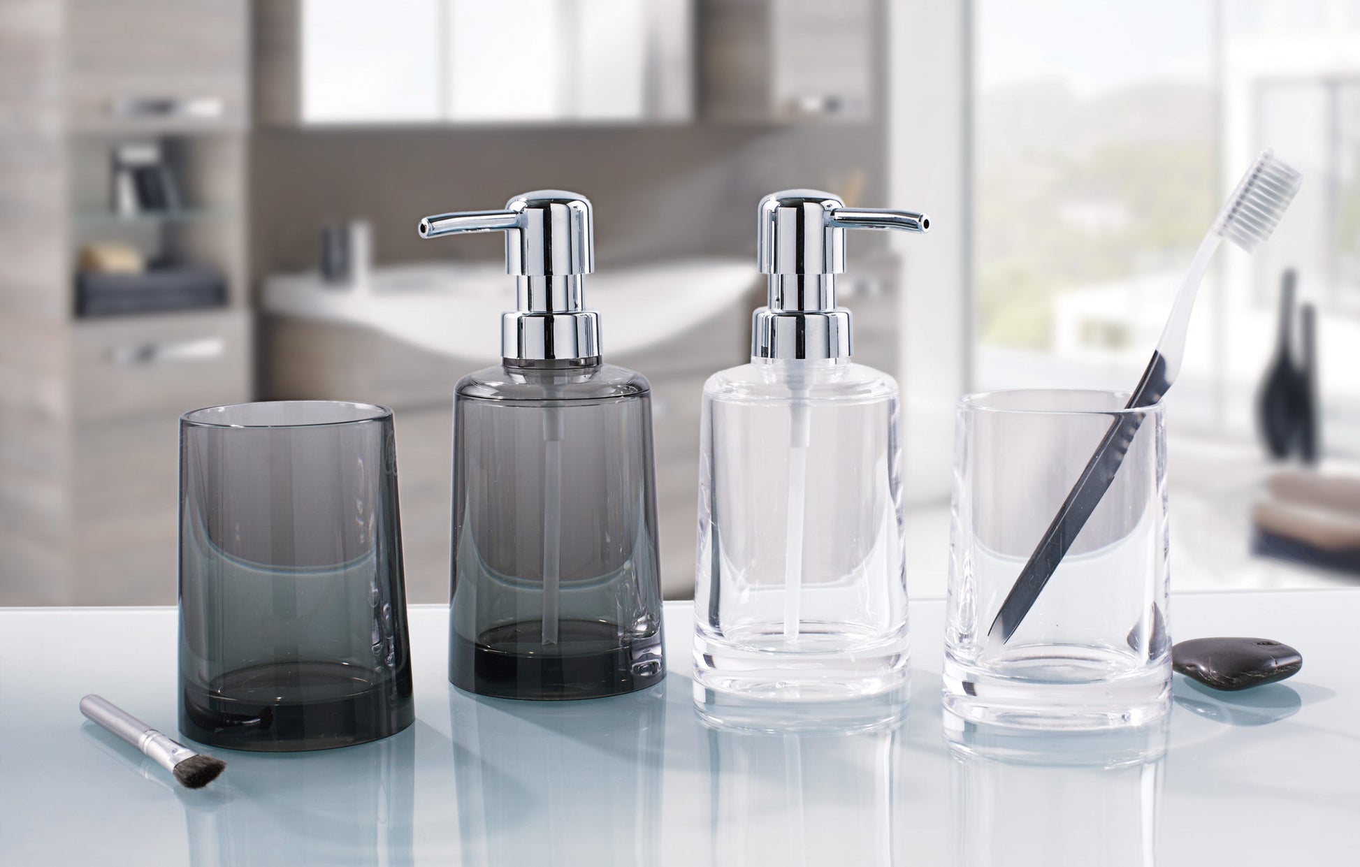 Seifenspender PINO Clear aus Glas mit Chrompumpe steht neben passendem Becher im modernen Bad.