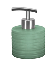 Grüner Seifenspender aus Keramik mit modernem silbernem Pumpaufsatz