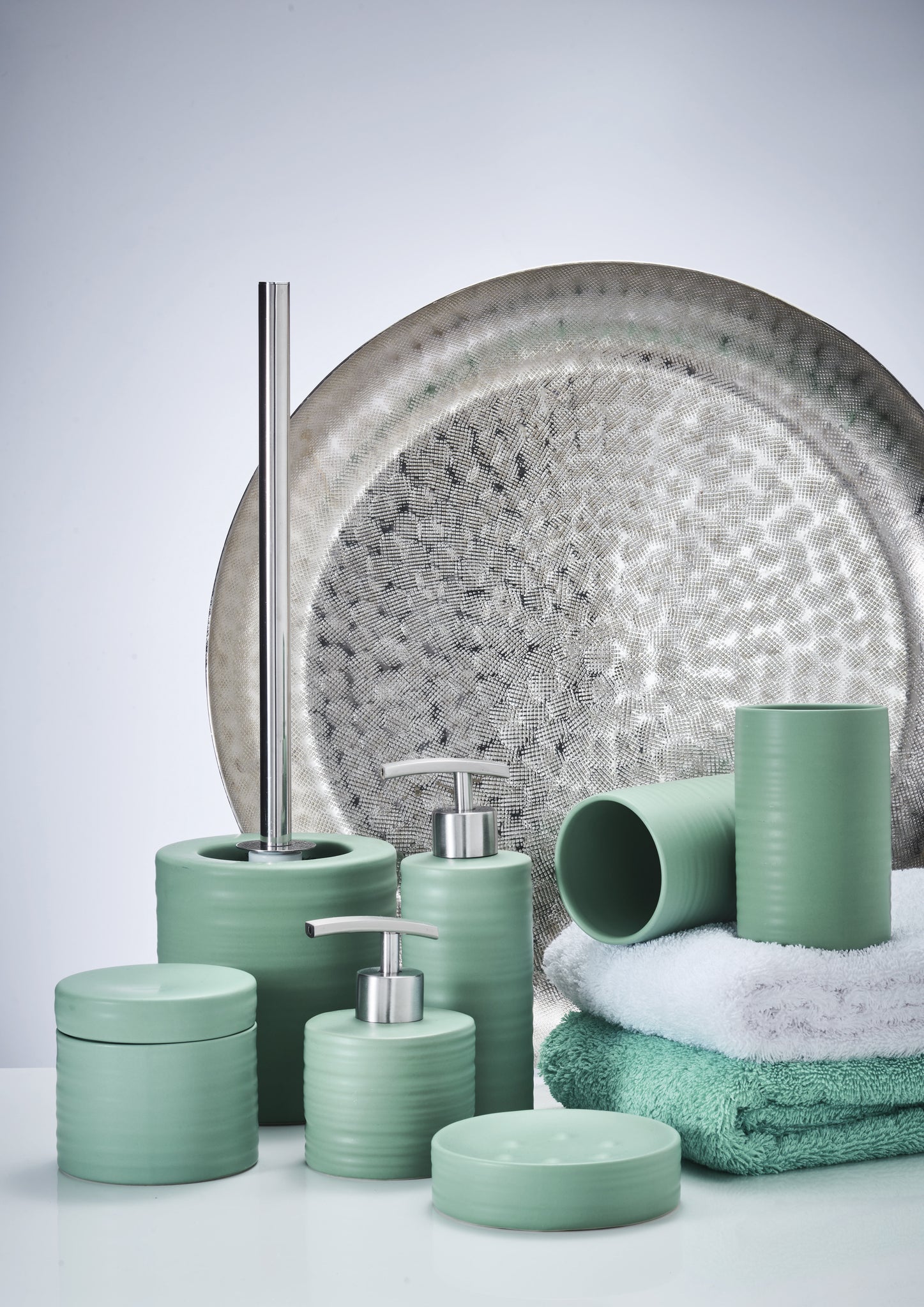Mintgrünes Badaccessoire-Set mit Spendern, Dosen, Becher und Handtüchern