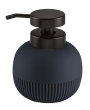 Runder, dunkelblauer Seifenspender mit schwarzem Pumpkopf