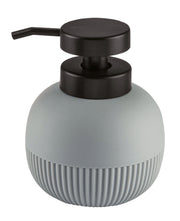 Runder grauer Seifenspender mit Rillenstruktur und schwarzem Pumpkopf