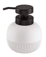 Runder weißer Seifenspender mit geriffeltem Rand und schwarzer Pumpe